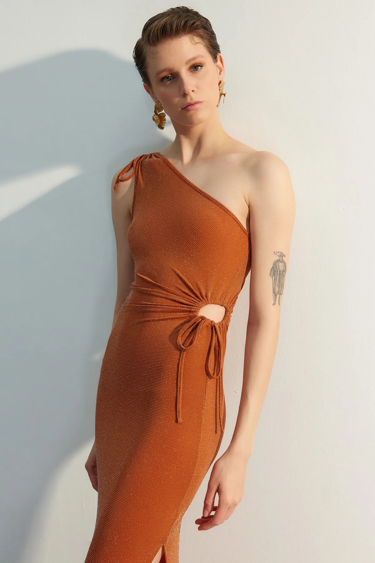 Trendyol Collection  Elegantes Abendkleid mit zimtfarbenem One-Shoulder-Detail TPRSS23EL00410