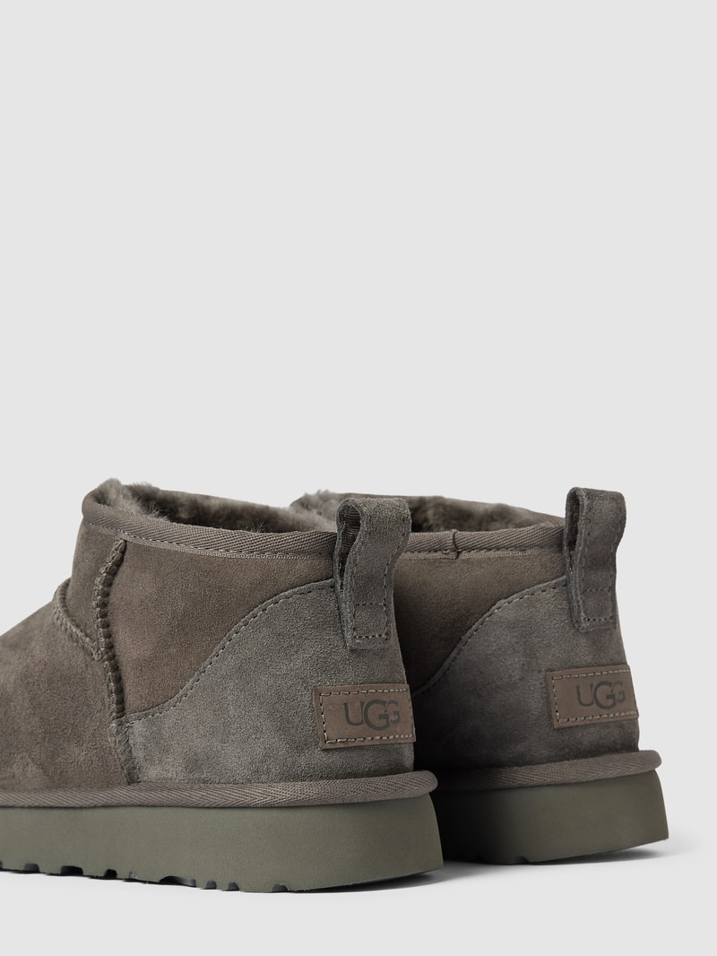 Boots aus Veloursleder Modell 'CLASSIC ULTRA MINI' in hellgrau