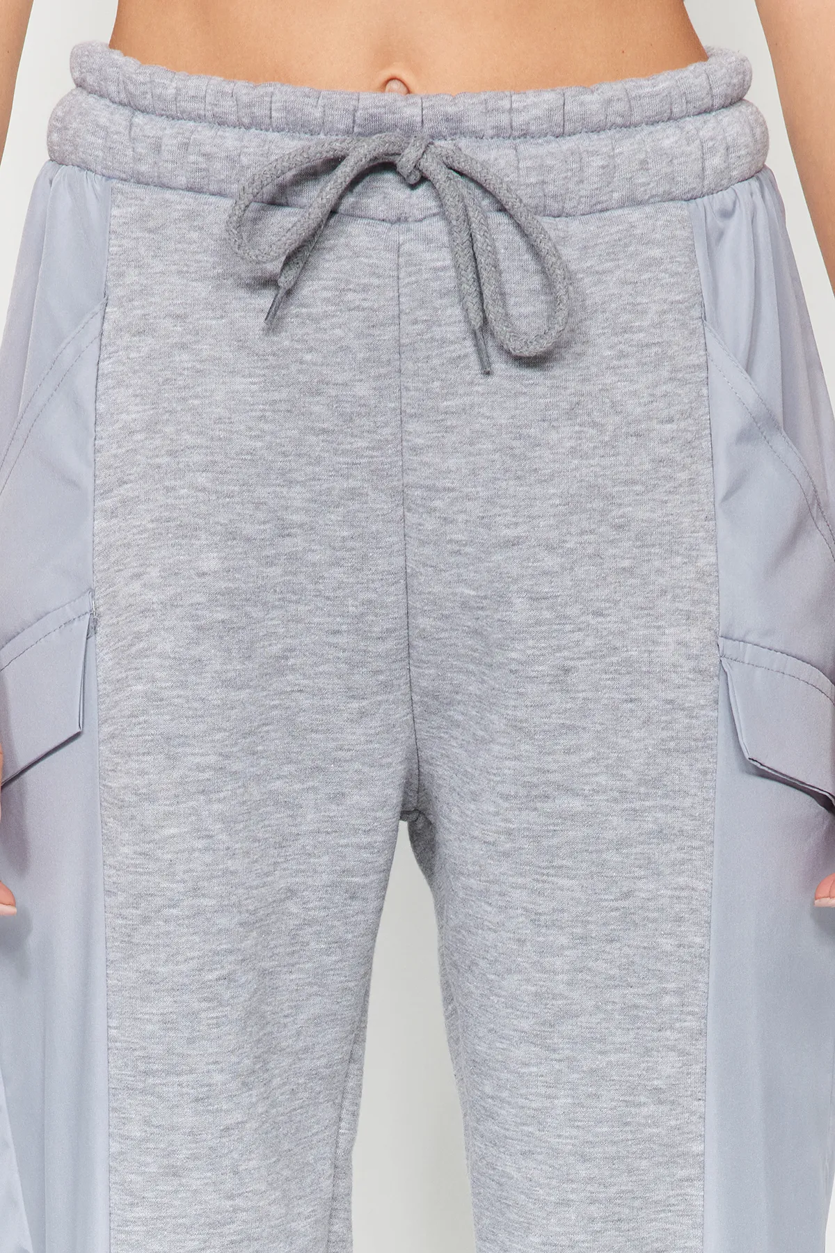 Trendyol Collection  Graue, lockere Jogginghose mit Fallschirmtaschen und dickem Fleece innen, gestrickte Jogginghose TWOAW24EA00003