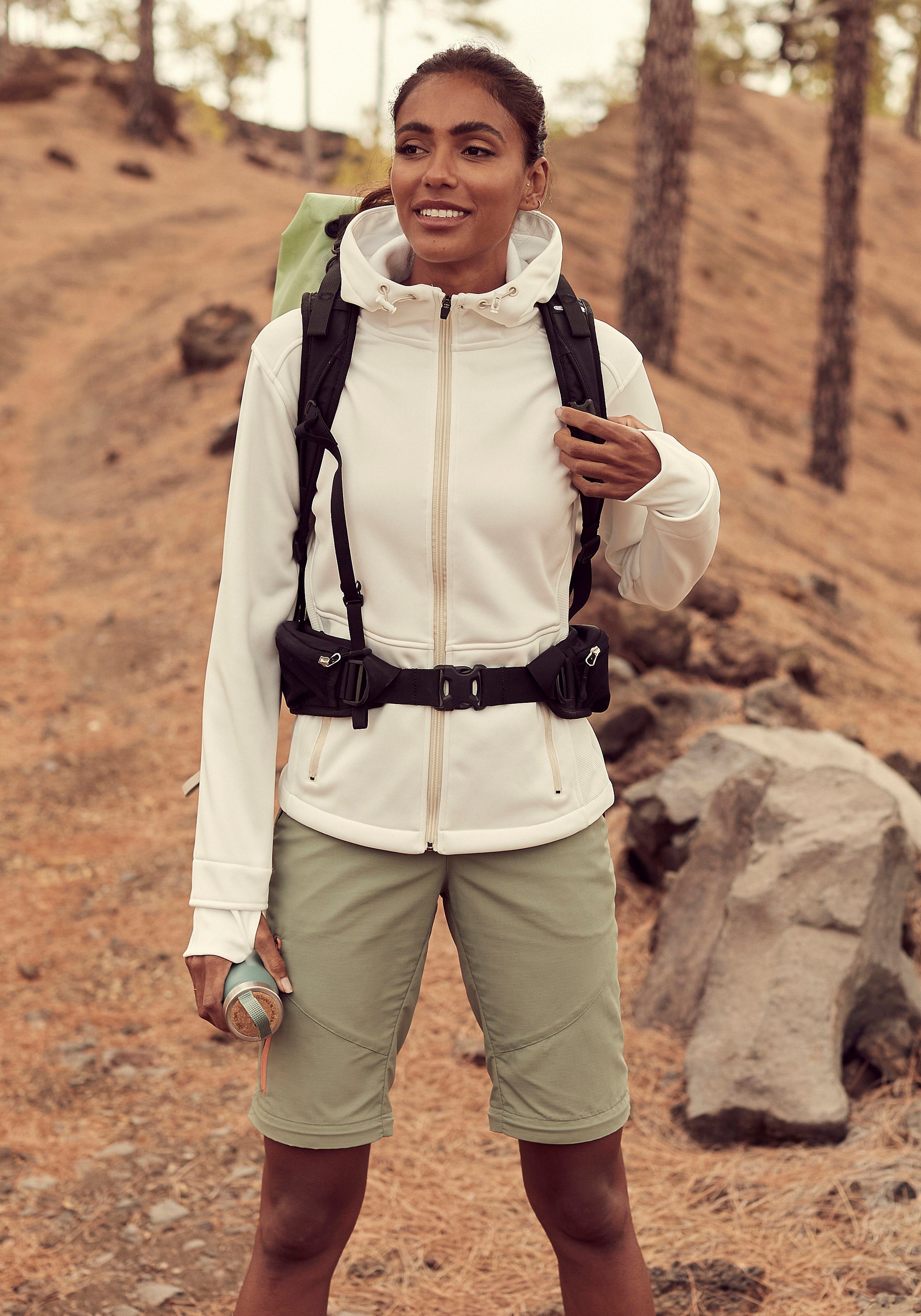 Bench. Softshelljacke ideal zum Wandern mit regulierbarer Kapuze und Reißverschlusstaschen
