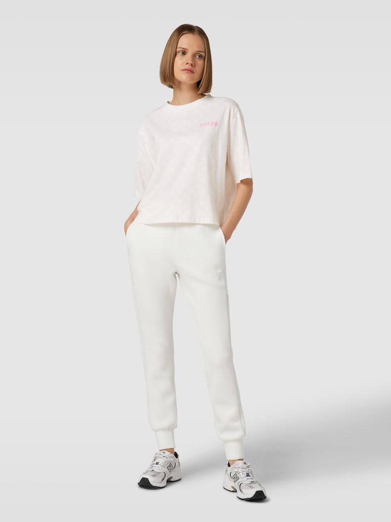 Crop T-Shirt mit Allover-Label-Print Modell 'ALETHA' in sand