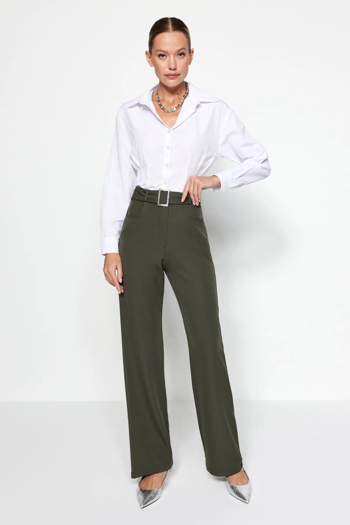 Trendyol Collection  Dunkelkhakifarbene, gerade geschnittene Webhose mit Gürtel TWOSS21PL0104