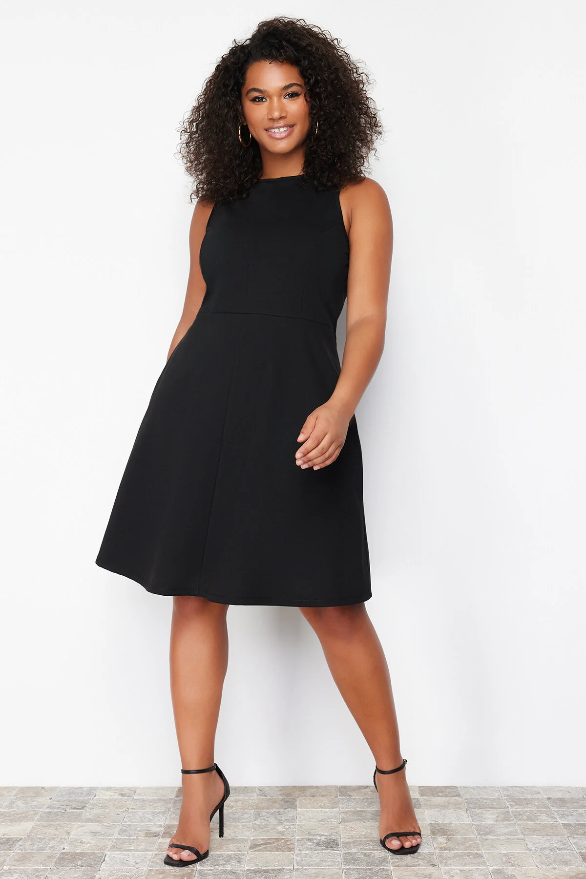 Trendyol Curve  Schwarzes Mini-Strickkleid mit Nähten TBBSS24AH00005
