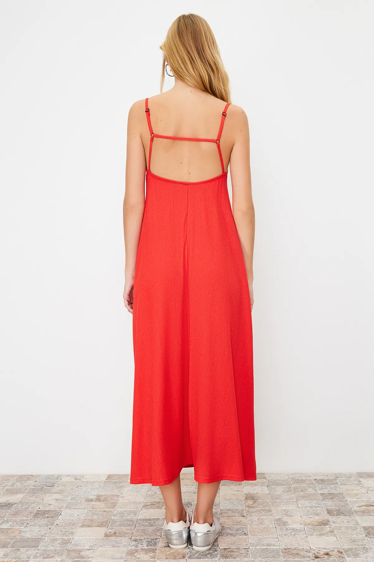 Trendyol Collection  Rotes A-Linien-Strick-Maxikleid mit quadratischem Kragen und Strukturmuster TWOSS24EL00060