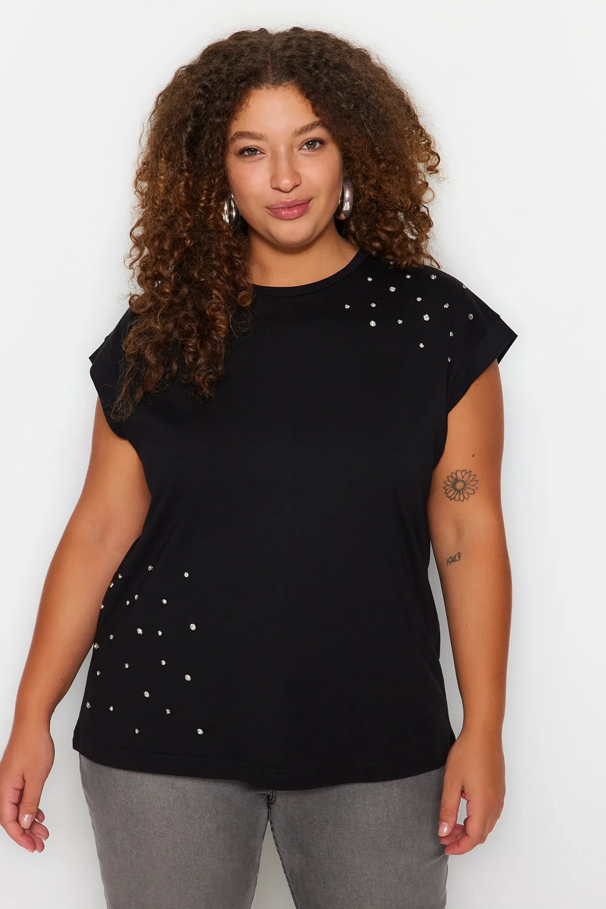 Trendyol Curve  Schwarzes, mit Juwelen besetztes Strick-T-Shirt mit Rundhalsausschnitt TBBSS23BF00041 TBBSS23BF00041