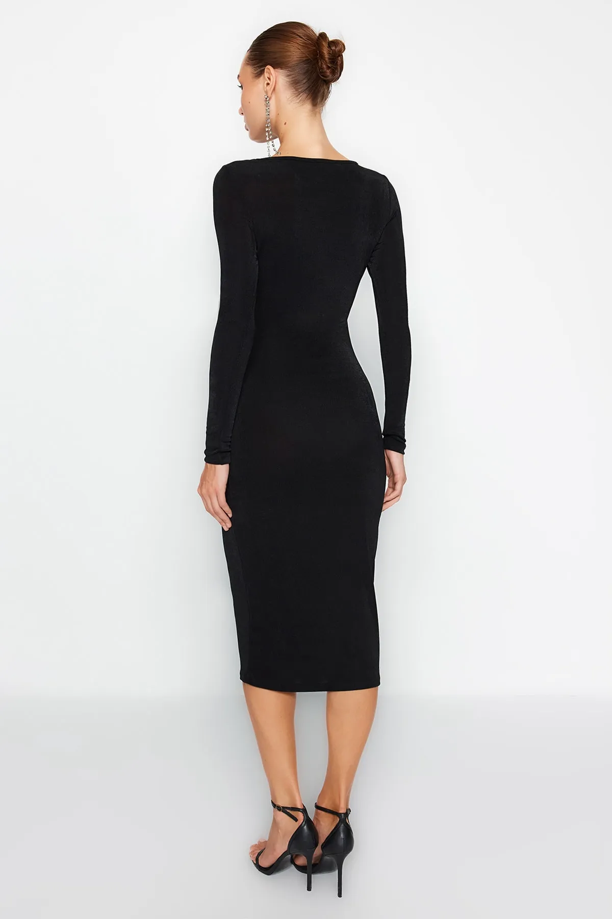 Trendyol Collection  Schwarzes, figurbetontes, gestricktes Kleid mit Fenster-/Ausschnittdetails TPRAW24EL00061