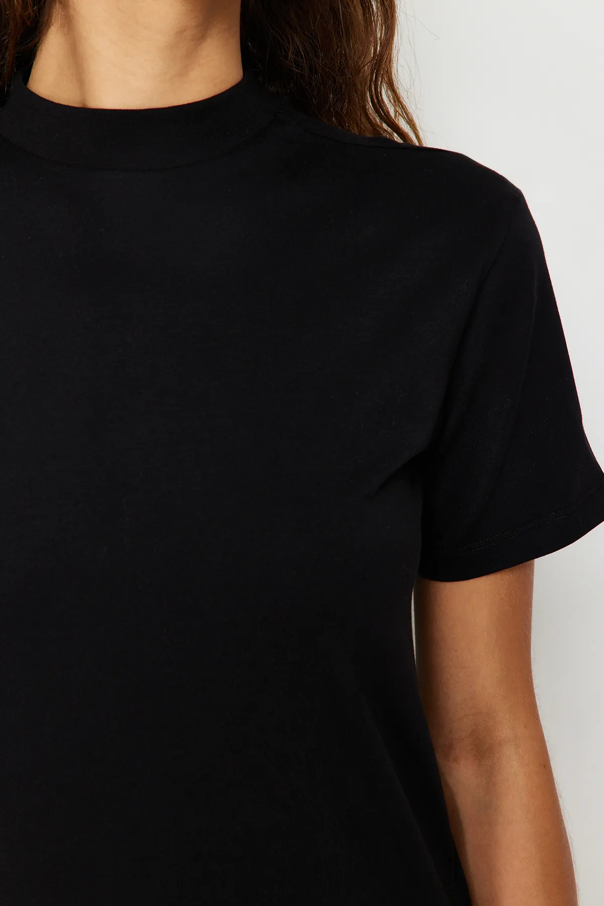 Trendyol Collection  Schwarzes Basic-Strick-T-Shirt aus 100 % Baumwolle mit Stehkragen TWOAW20TS0096