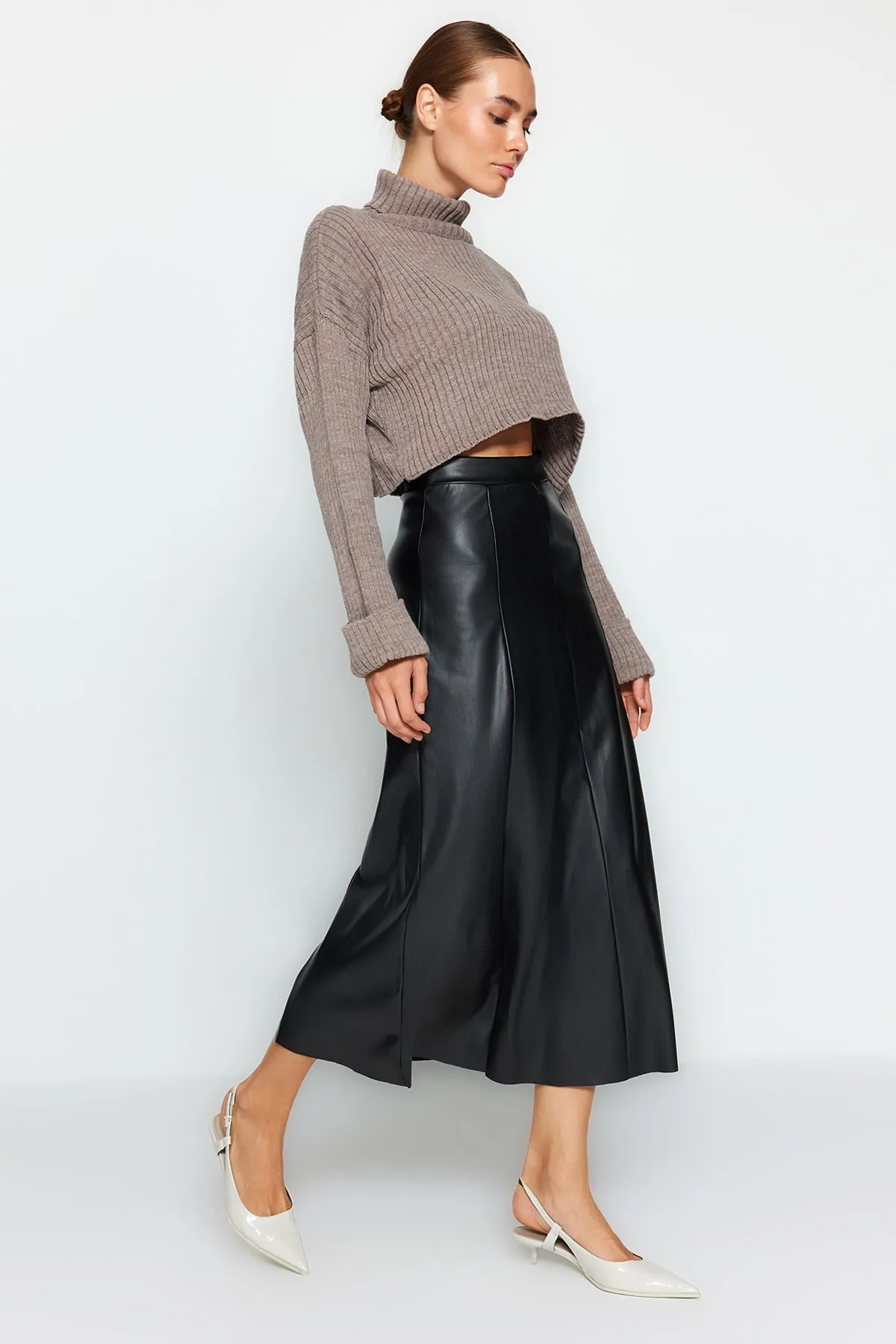 Trendyol Collection  Schwarzer Maxirock aus Kunstleder mit hoher Taille TWOAW24ET00151