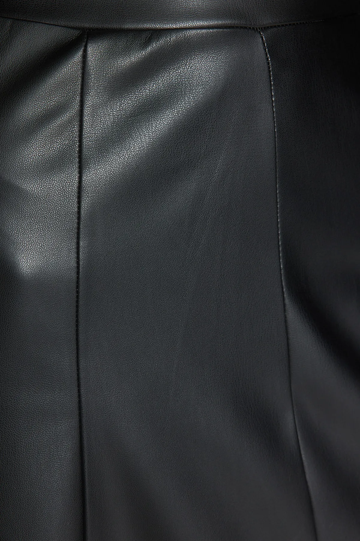 Trendyol Collection  Schwarzer Maxirock aus Kunstleder mit hoher Taille TWOAW24ET00151
