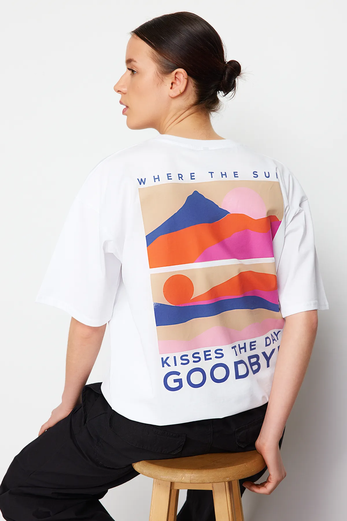 Trendyol Collection  Weißes Premium Oversize/Weit geschnittenes Rundhals-Strick-T-Shirt mit Aufdruck TWOSS24TS00085