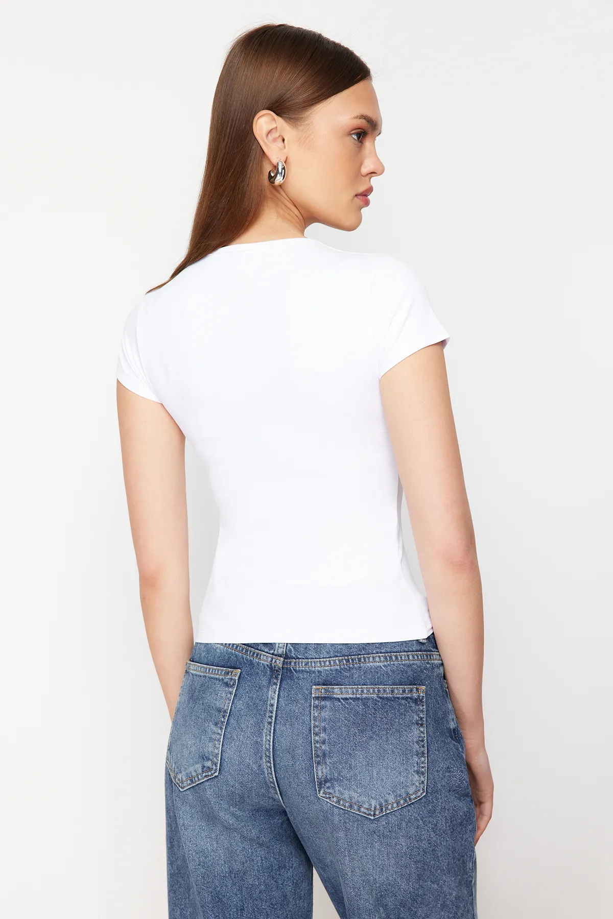 Trendyol Collection  Weißes flexibles Polyamid - Kurzarm-T-Shirt mit Rundhalsausschnitt TWOSS24TS00238