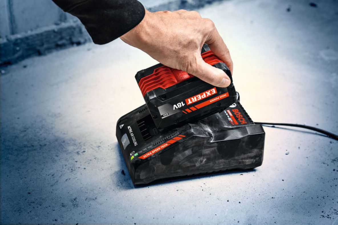 Bosch Blue Accessories 1600A03D3A akkumulátortöltő EXAL18V-160 akkumulátorok és töltő nélkül, dobozban