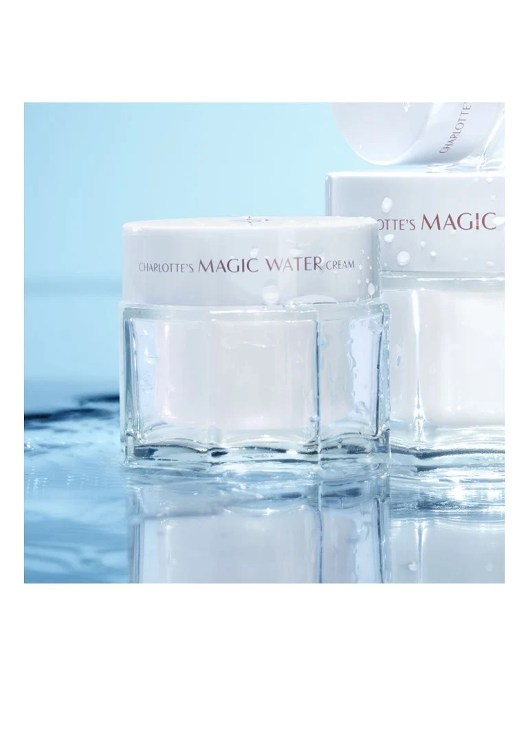 Crema hidratantă Charlotte's Magic, de la Charlotte Tilbury.