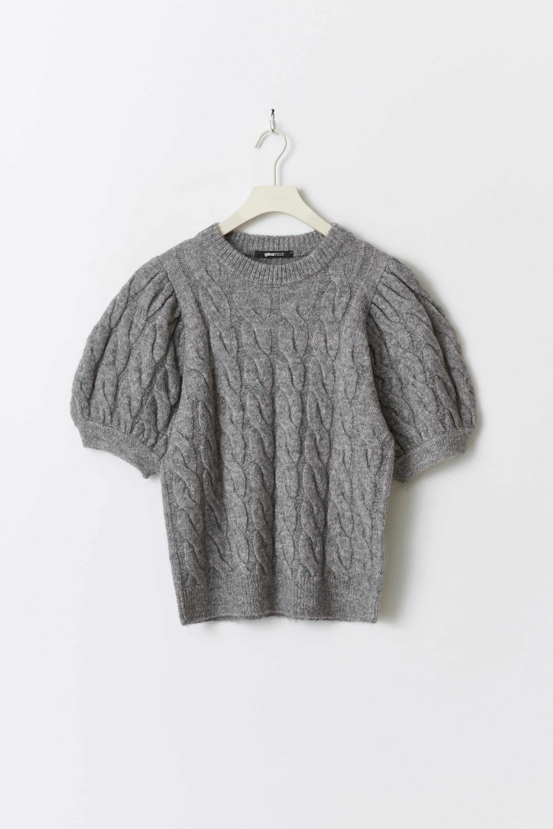 Knitted cable top