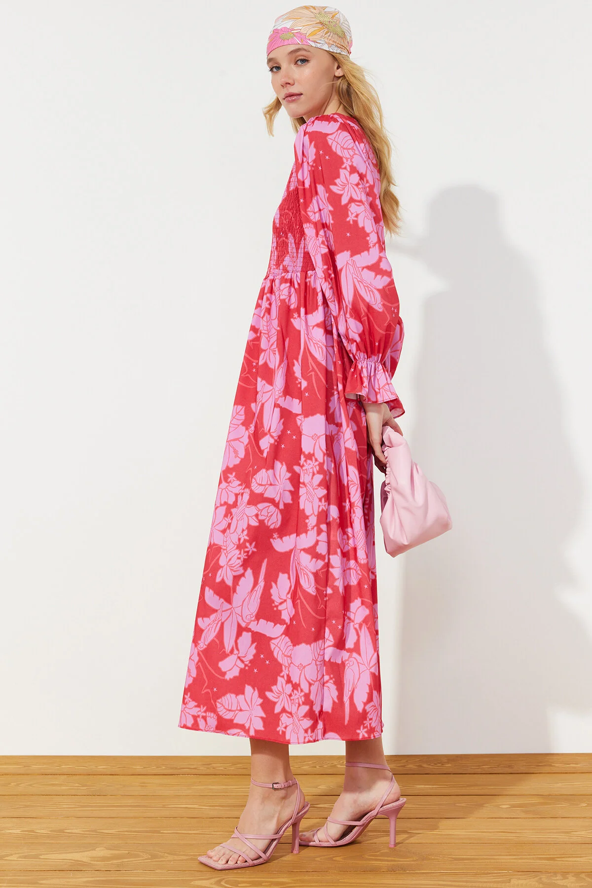 Trendyol Modest  Rotes, mit Blumenmuster bedrucktes Gimped-Webkleid in Übergröße TCTSS24EB00109