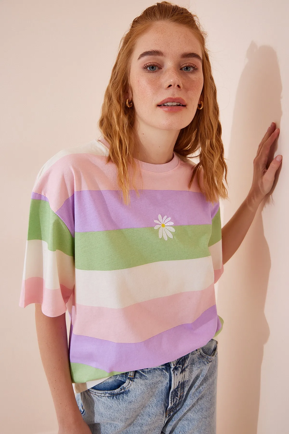 Happiness İstanbul  Rosa-grünes, mit Blumen besticktes, gestreiftes Baumwoll-Strick-T-Shirt für Damen CR00402