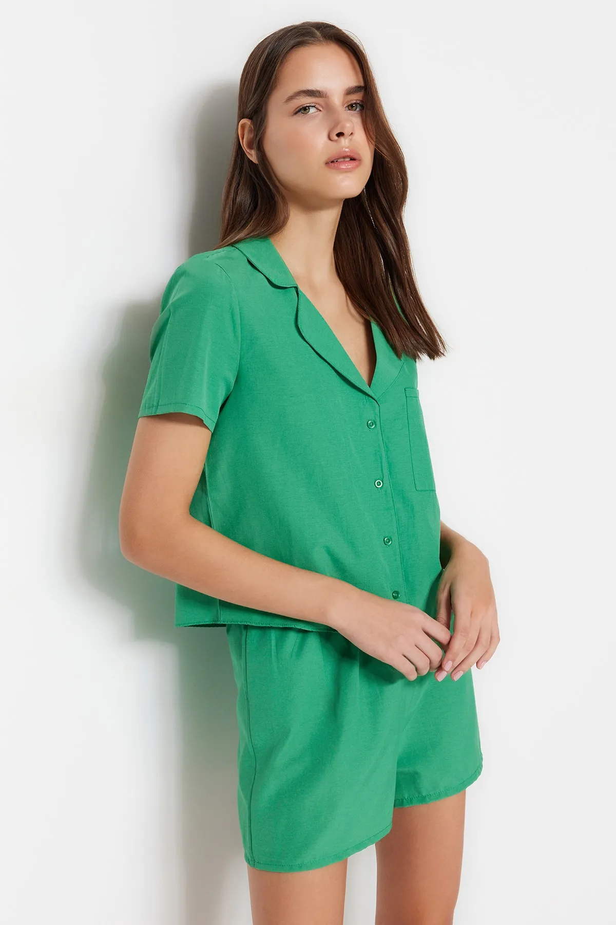 Trendyol Collection  Grünes Frottee-Pyjama-Set mit Hemd und Shorts aus Webstoff THMSS23PT00132
