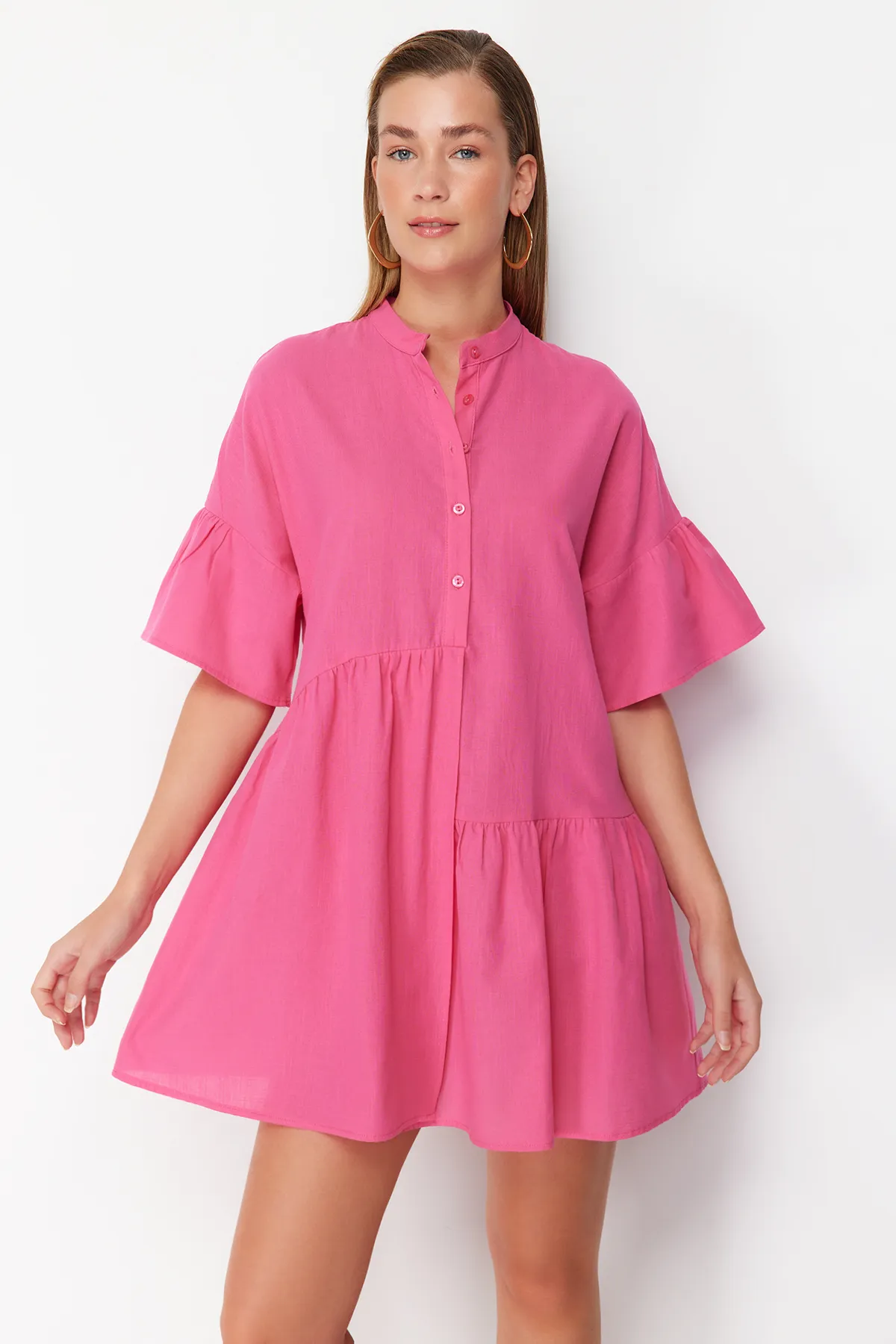Trendyol Collection  Rosafarbenes, weit geschnittenes Mini-Strandkleid mit gewebten Rüschen TBESS20EL0873