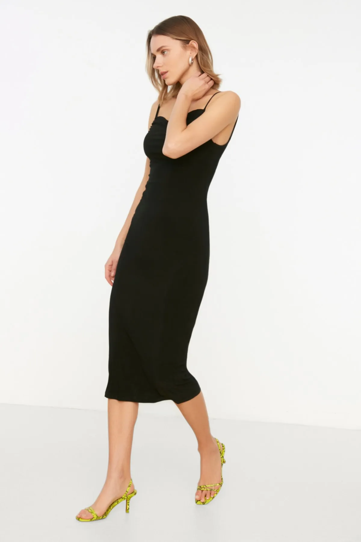 Trendyol Collection  Schwarzes, figurbetontes Midi-Bleistiftkleid aus flexiblem Strick mit Degaje-Kragen und Midi-Trägern TWOSS19AD0020