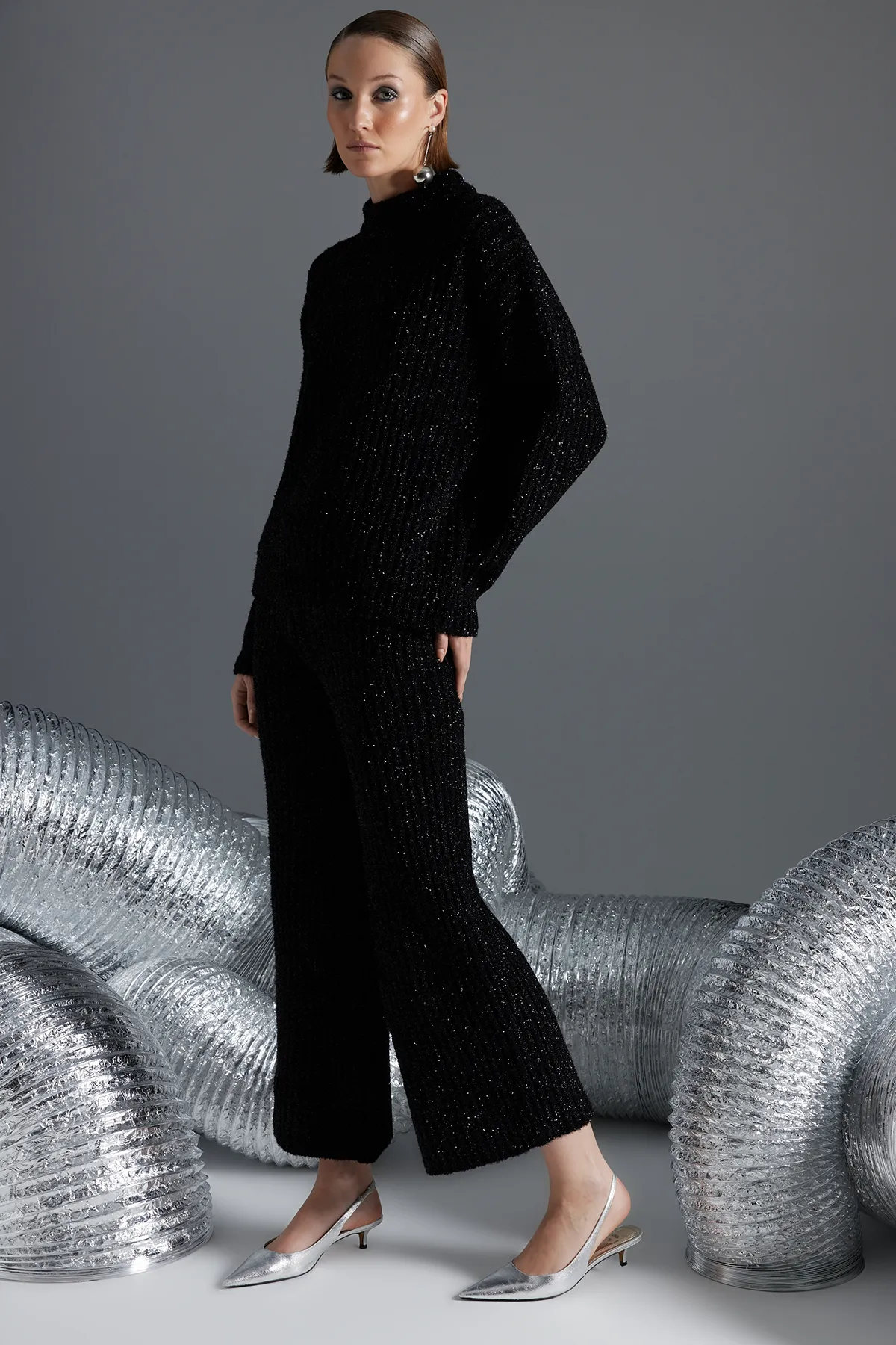 Trendyol Collection  Schwarzes, übergroßes Set aus Oberteil und Unterteil aus Strick mit Weihnachtsmotiv und Glitzer TWOAW24AU00114