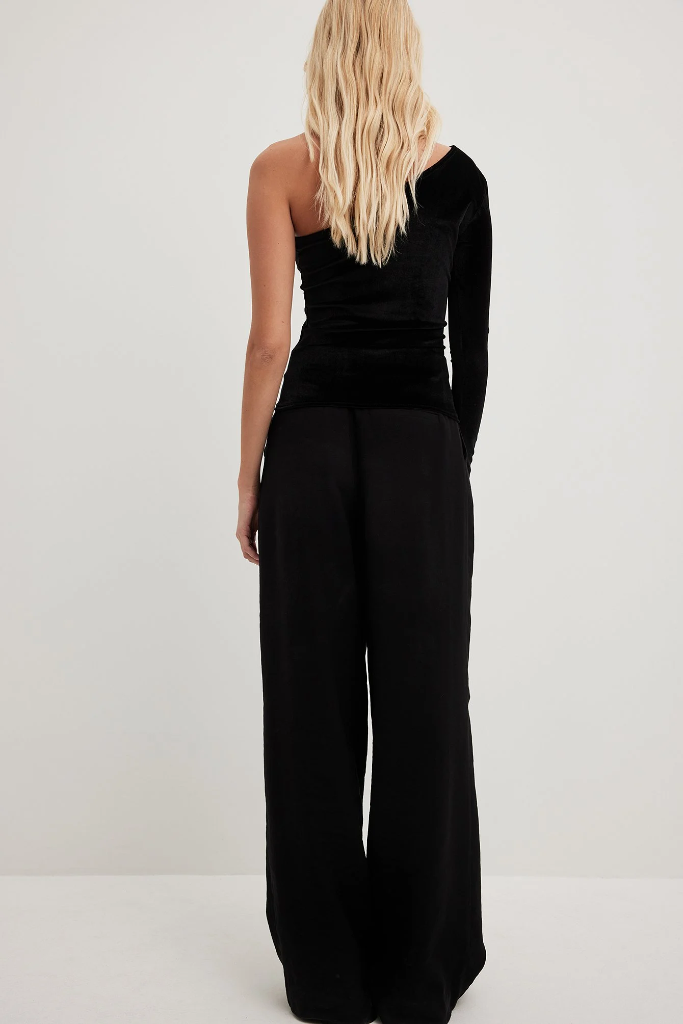 Asymmetrisches One-Shoulder-Top aus Samt