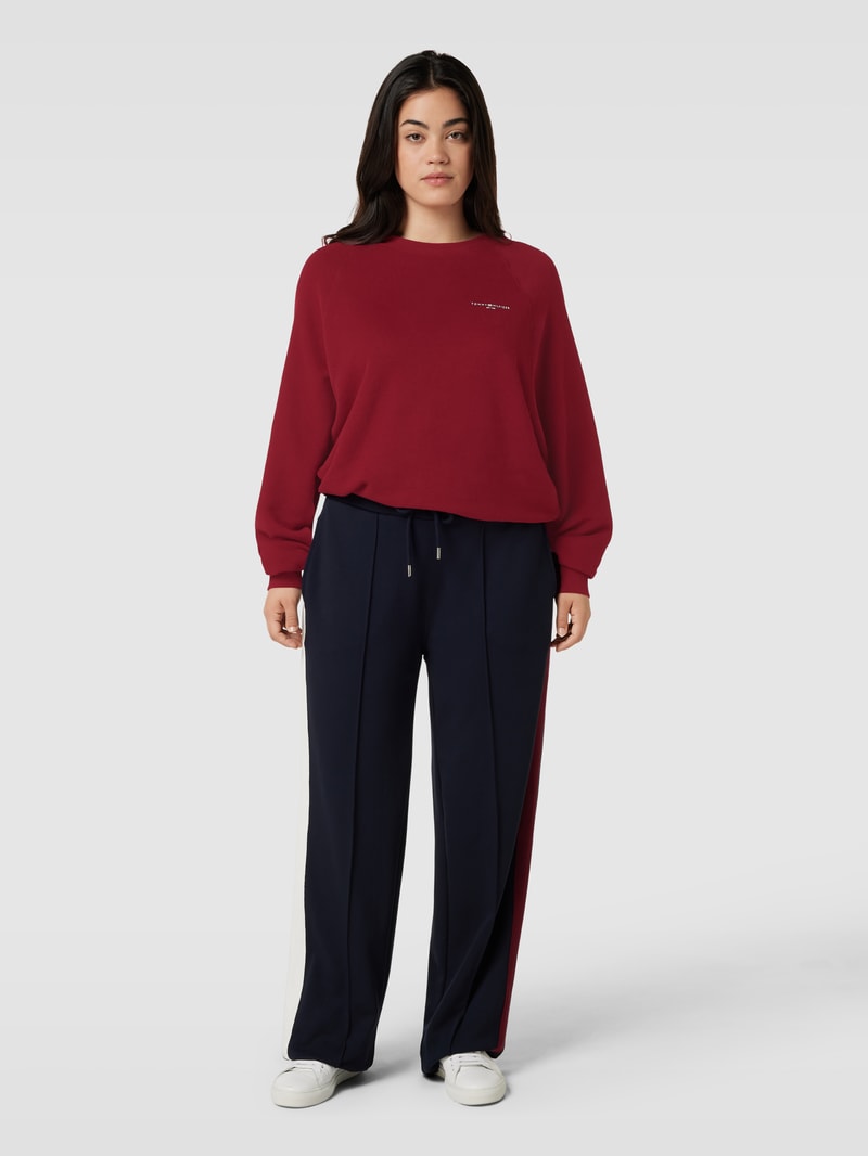 PLUS SIZE Sweatshirt mit Label-Print in dunkelrot