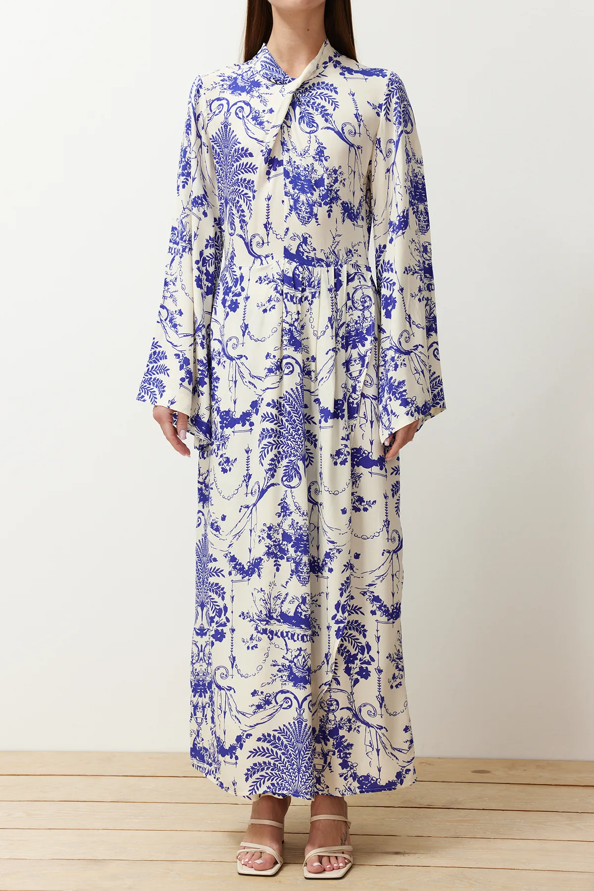 Trendyol Modest  Marineblaues Kleid aus Viskosegewebe mit weiten Ärmeln und gemustertem Kragen TCTSS23EB00234