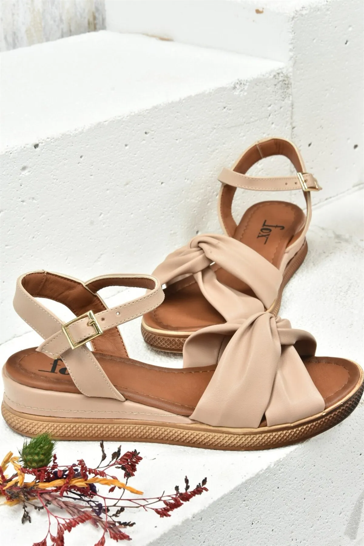 Fox Shoes  Hellbraune Damensandalen mit Keilabsatz K674300409