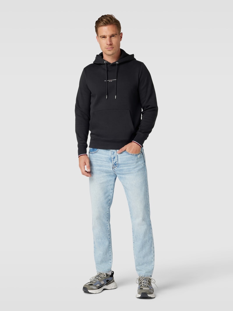 Hoodie mit Känguru-Tasche in schwarz