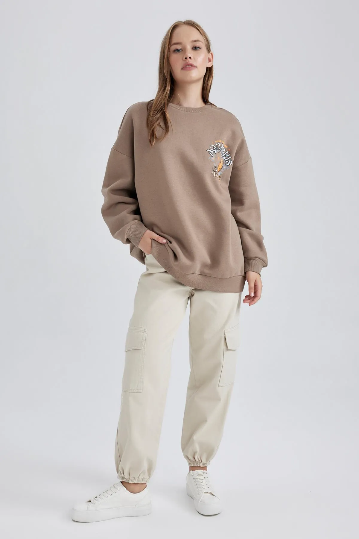 DeFacto  Cooles Sweatshirt mit Rundhalsausschnitt und Aufdruck auf der Rückseite in Übergröße A8978ax23wn