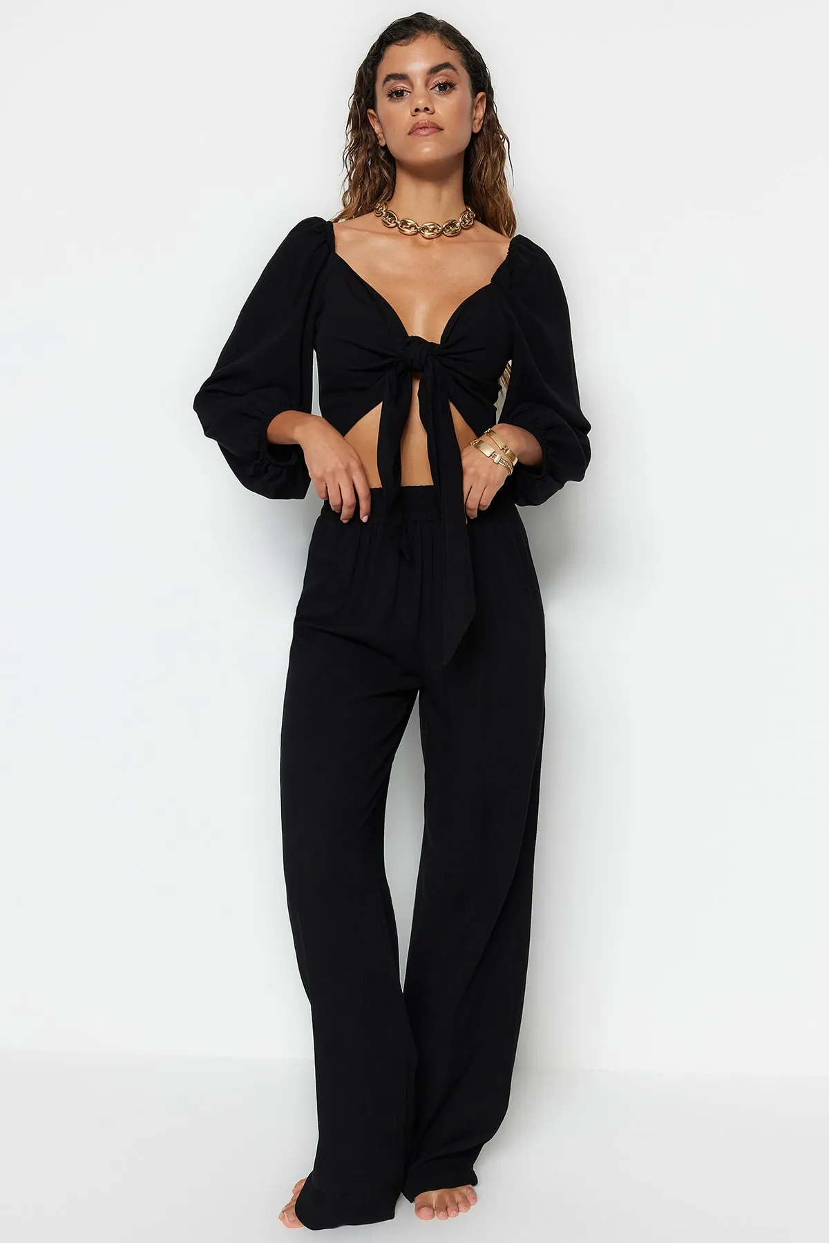 Trendyol Collection  Schwarzer gewebter Blusen-Hosenanzug mit Bindeband TBESS23AU00072