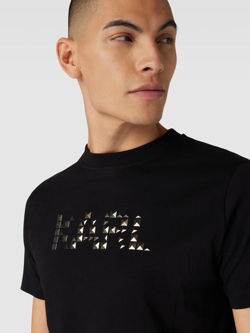 T-Shirt mit Ziersteinbesatz in schwarz