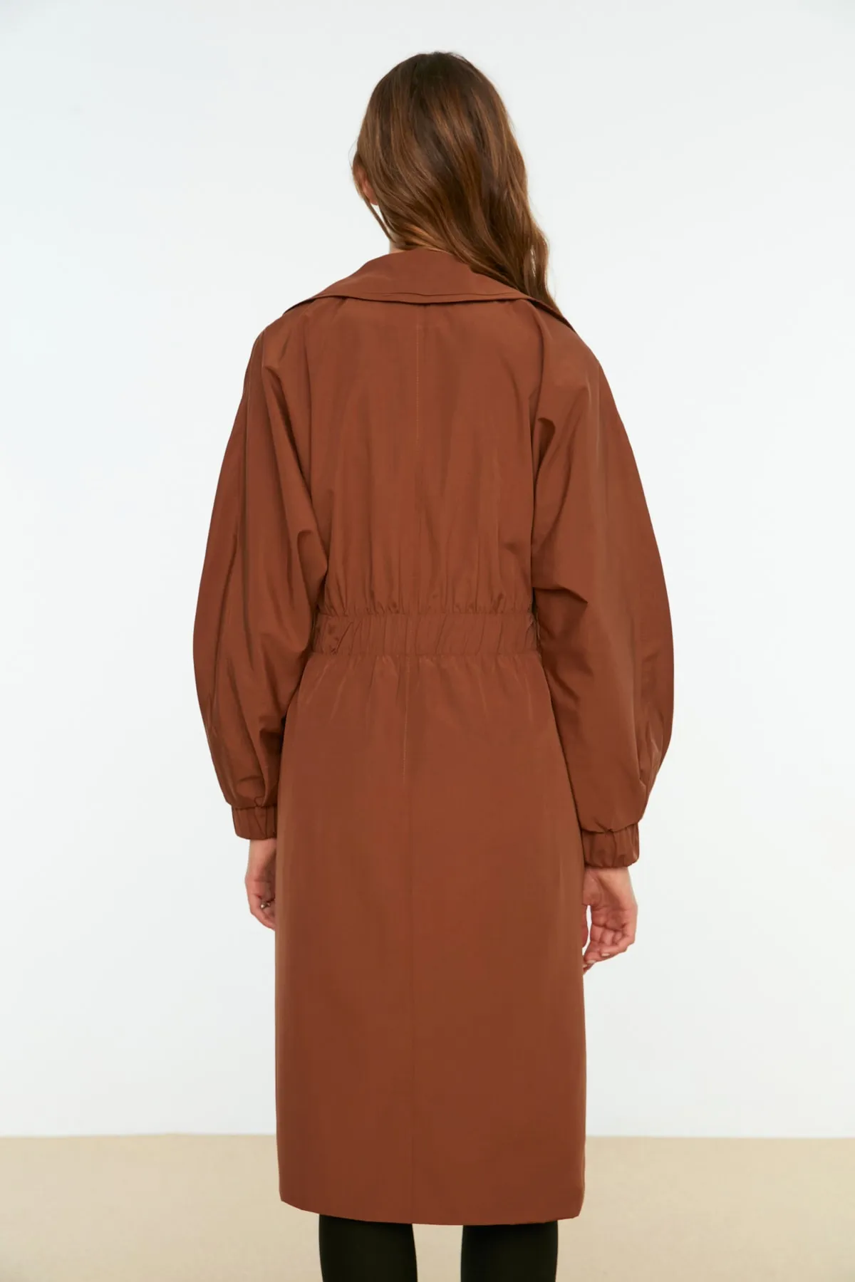 Trendyol Collection  Brauner, langer, übergroßer Trenchcoat mit Kordelzug in der Taille und Gürteldetail TWOSS20TR0010