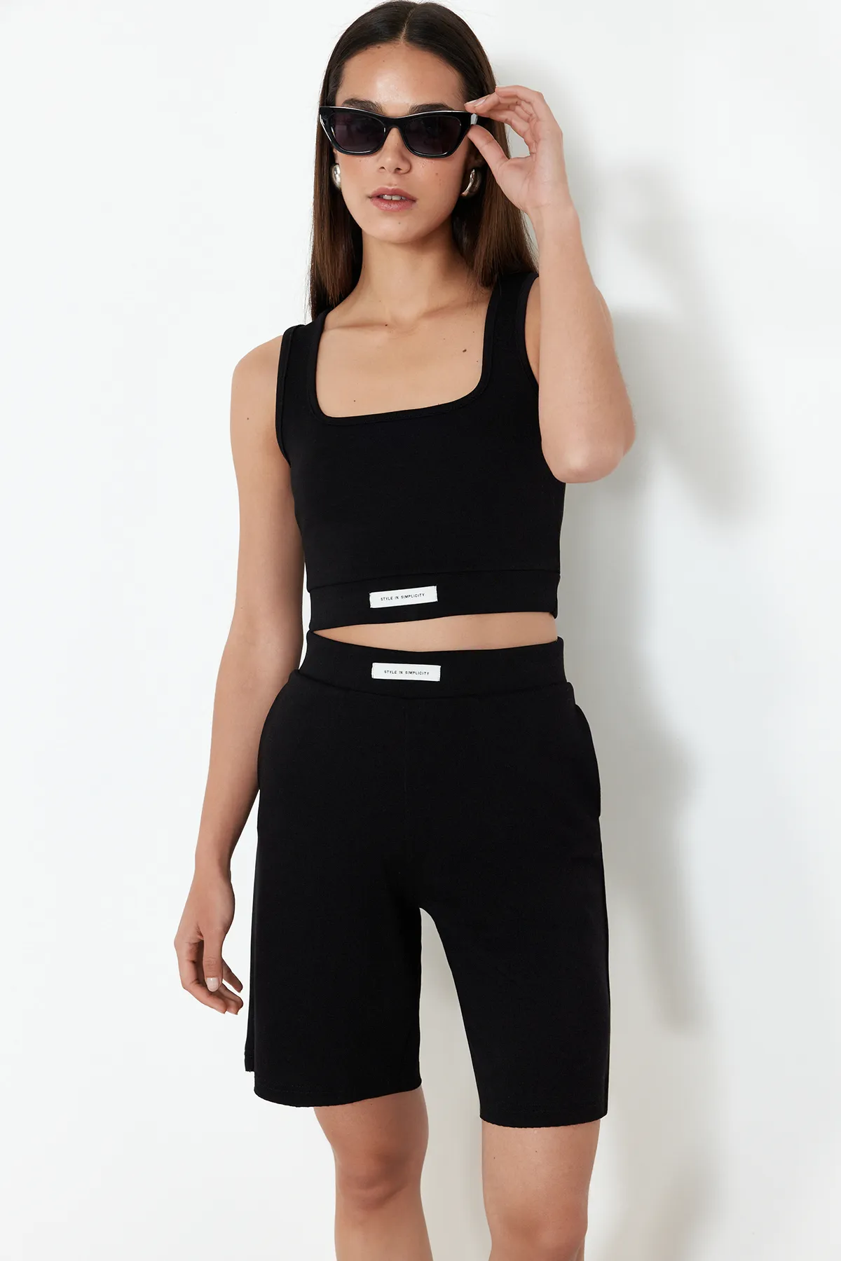 Trendyol Collection  Black Label Detailliertes Set aus Oberteil und Unterteil aus flexiblem Strick mit weicher Textur TWOSS24AU00127