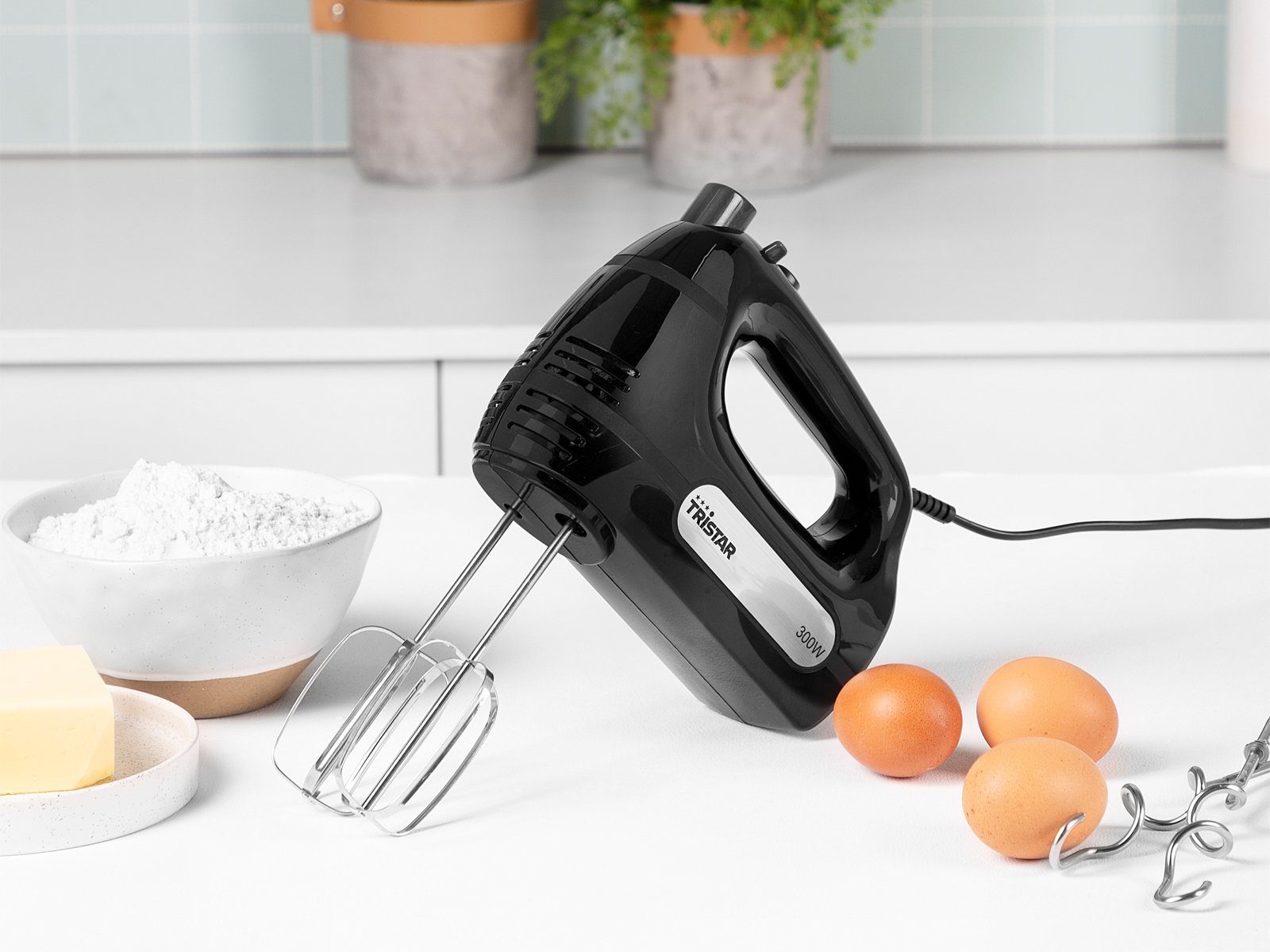 Tristar Handmixer, 300 W, Hand-Rührgerät Rührmaschine, 2 Quirle & 2 Knethaken Turbo Handrührer