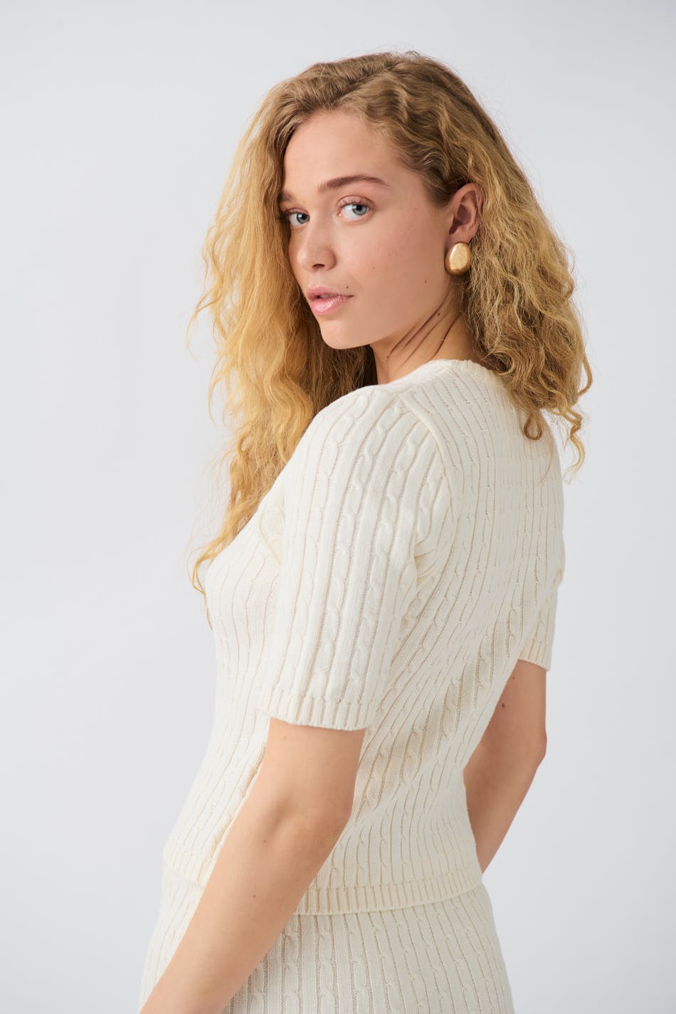 Knitted cable top