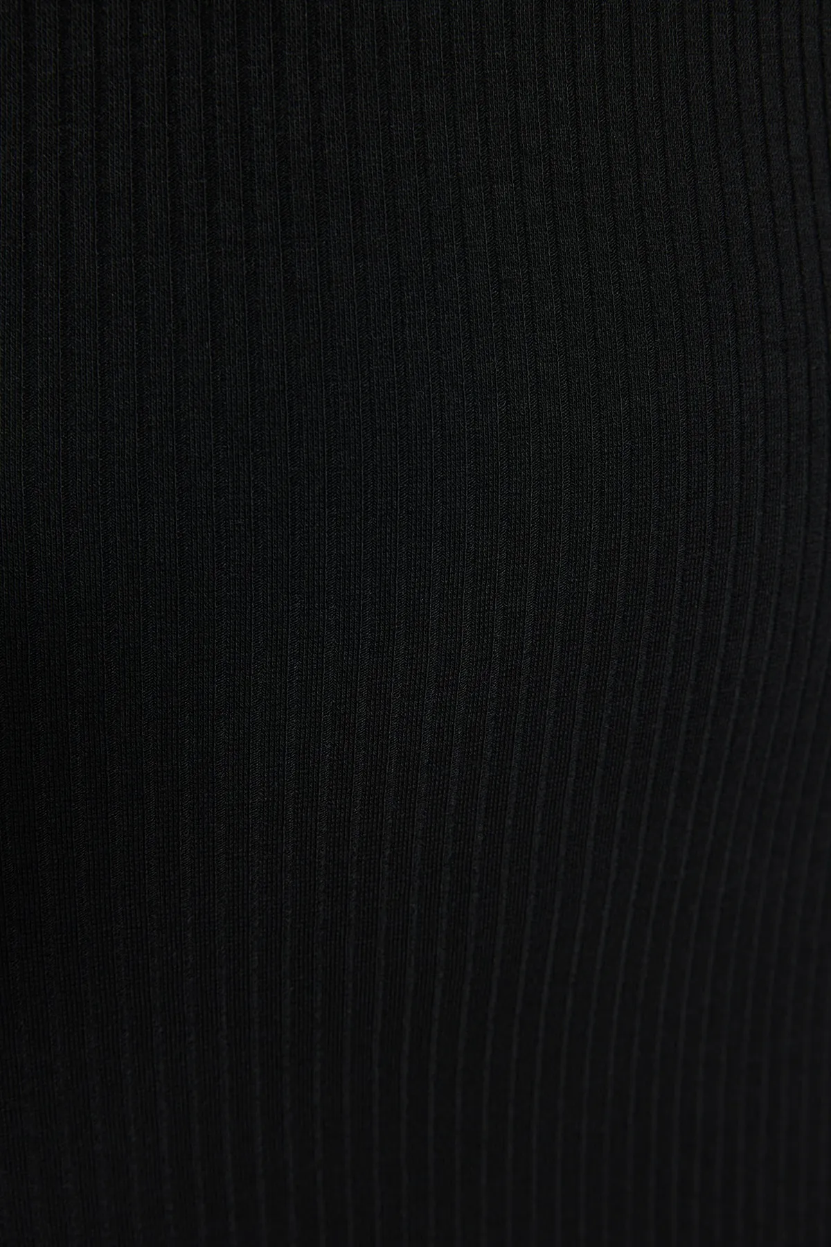 Trendyol Collection  Schwarzes, geripptes, tief geschlitztes, detailliertes, tailliertes Midi-Stretch-Strickkleid TWOAW24EL00174