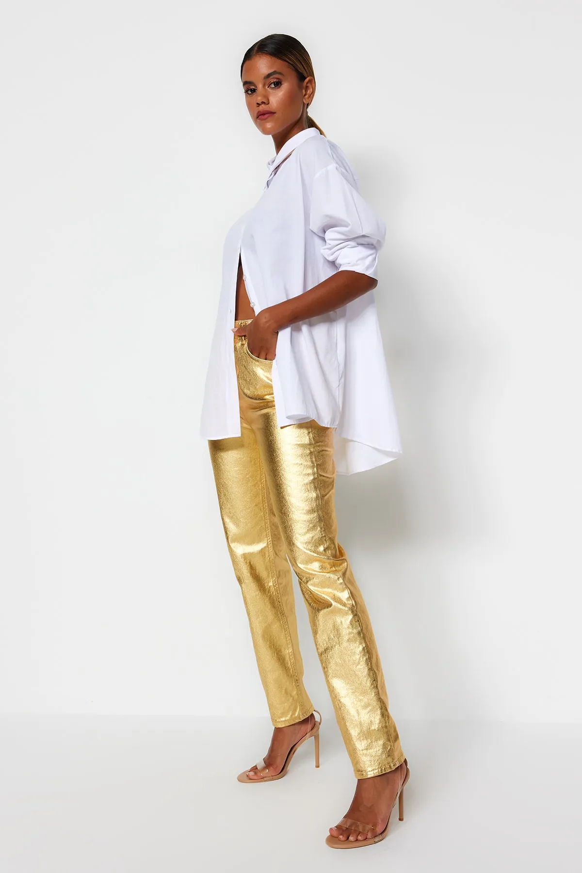 Trendyol Collection  Gerade Jeans mit hoher Taille und glänzendem Metallic-Print in Gold TWOSS23JE00243