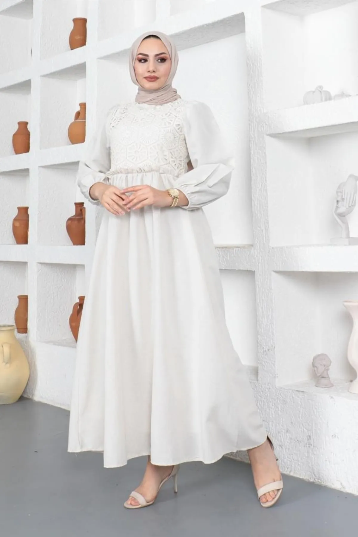 benguen  8787 Spitzendetailliertes Hijab-Kleid aus Leinen in Steinfarbe