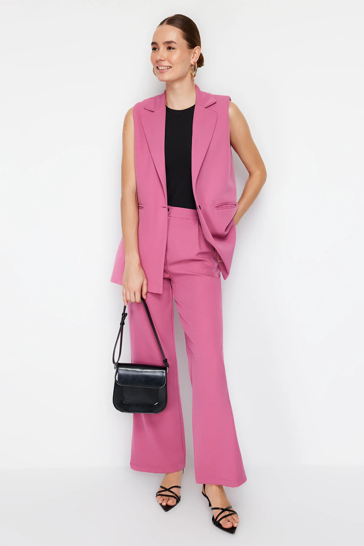 Trendyol Collection  Lilafarbenes Set aus Weste mit normaler Passform und Hose mit weitem Bein, gewebtes Unter-Oberteil-Set TWOSS24AU00019