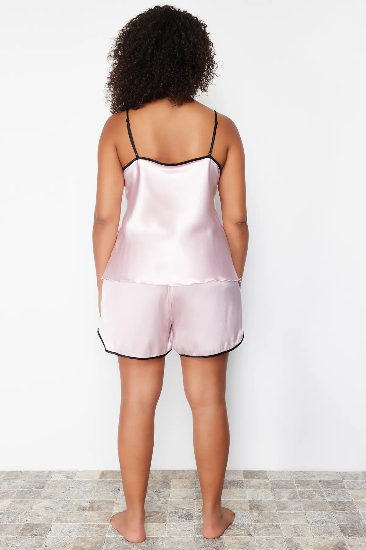 Trendyol Curve  Rosa Pyjama-Set aus Satin mit Trägern TBSSS24AI00001
