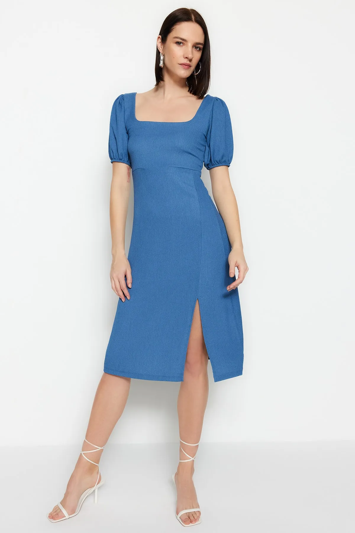 Trendyol Collection  Indigoblaues A-Linien-Strickkleid mit quadratischem Ausschnitt, Ballonärmeln, Schlitzdetail, Wickel-/strukturiertem Midi-Strickkleid TWOSS23EL01533
