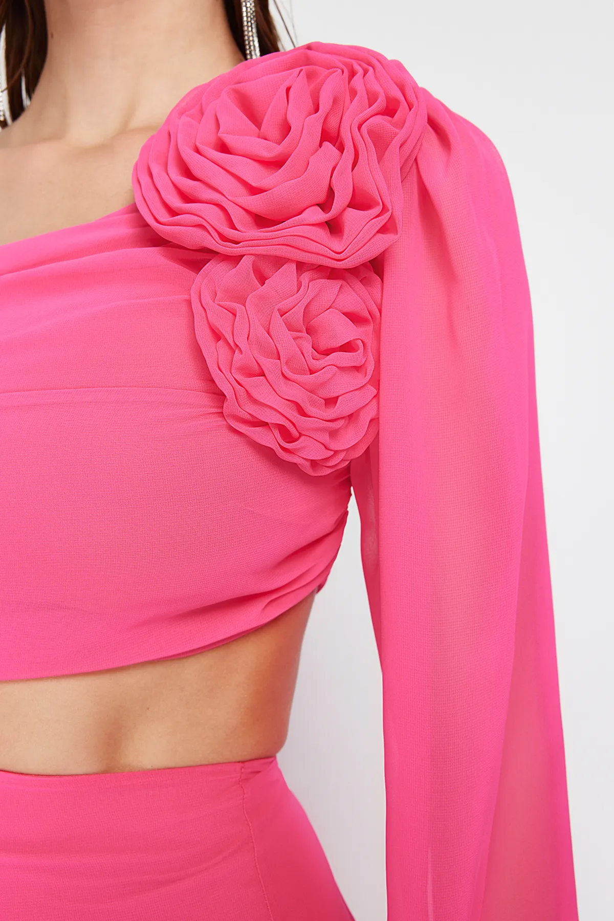 Trendyol Collection  Langes Abendkleid aus Chiffon mit Farbverlauf in Fuchsia mit gefüttertem Fenster/Ausschnitt und Ausschnitt TPRSS23AE00077