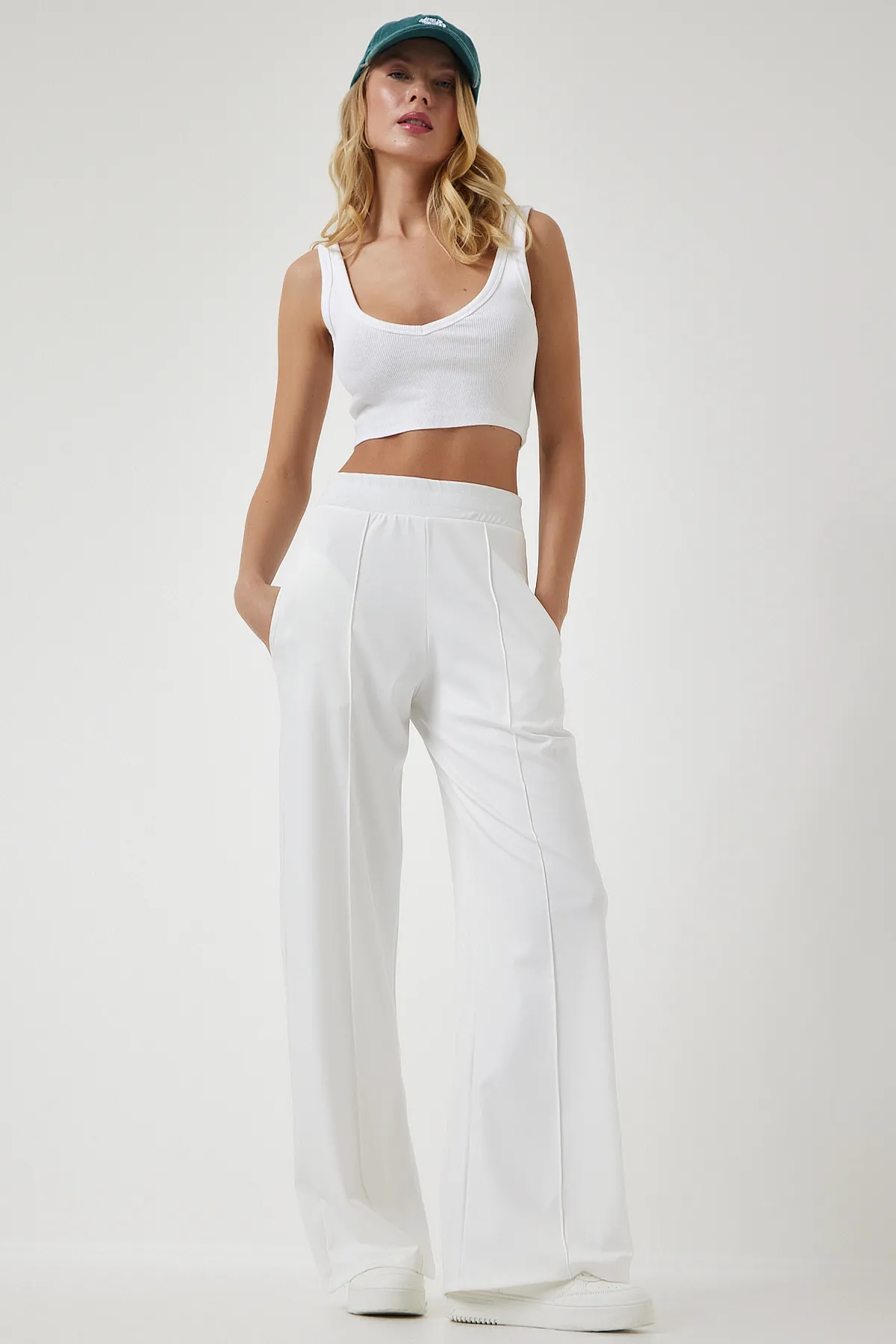 Happiness İstanbul  Weiße, dehnbare Jogginghose mit hoher Taille für Damen BF00030