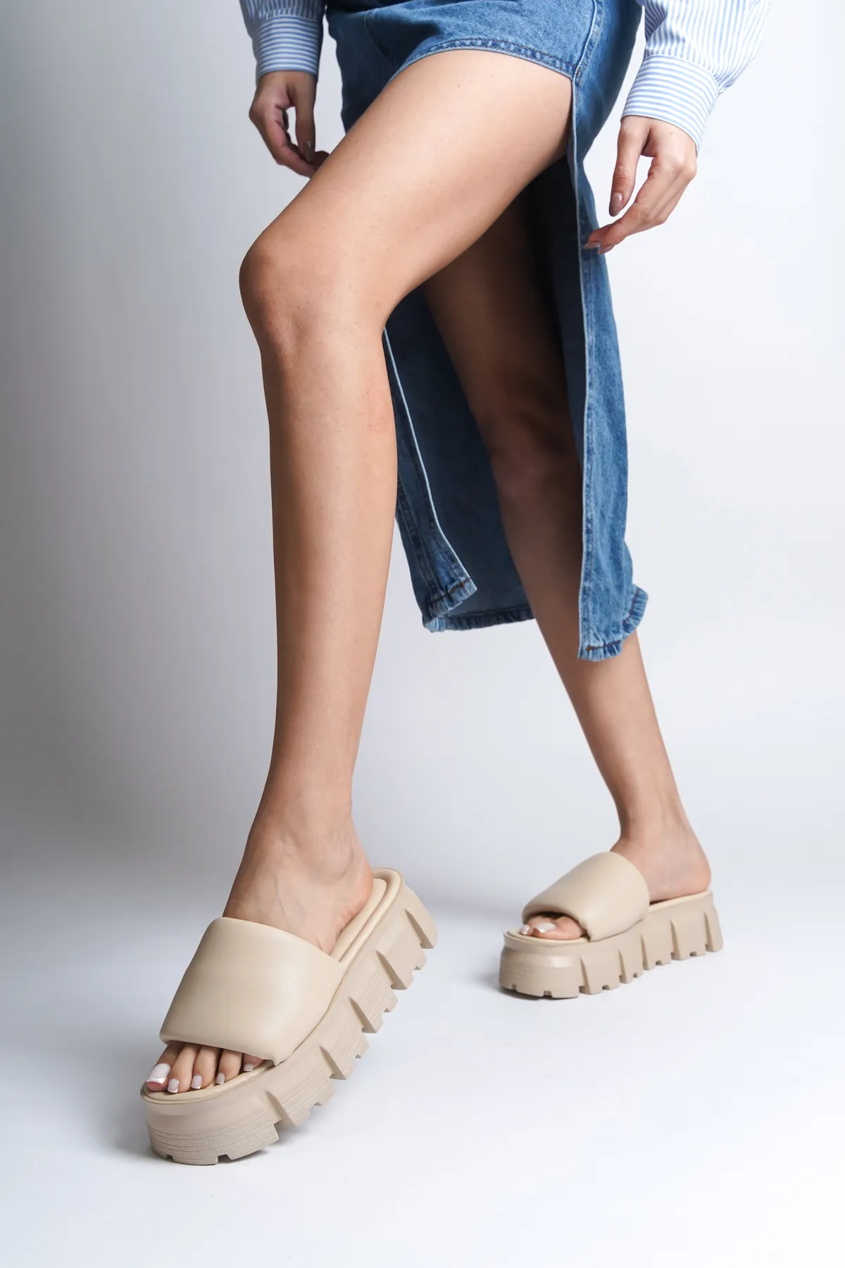 Capone Outfitters  Tello Damen-Hausschuhe mit Keilabsatz und einem Riemen