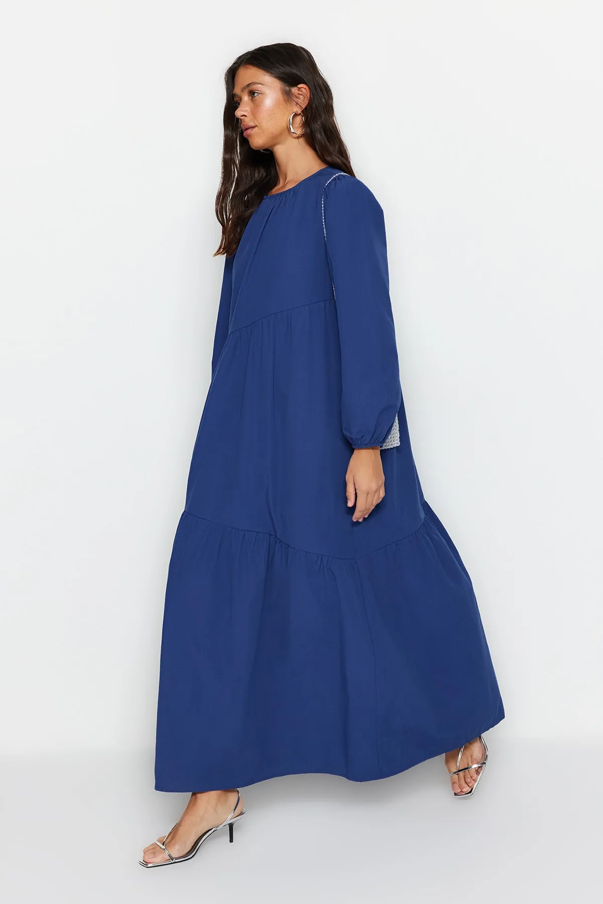 Trendyol Modest  Saks Gather Detailliertes, weit geschnittenes Baumwoll-Webkleid TCTSS21EL3470