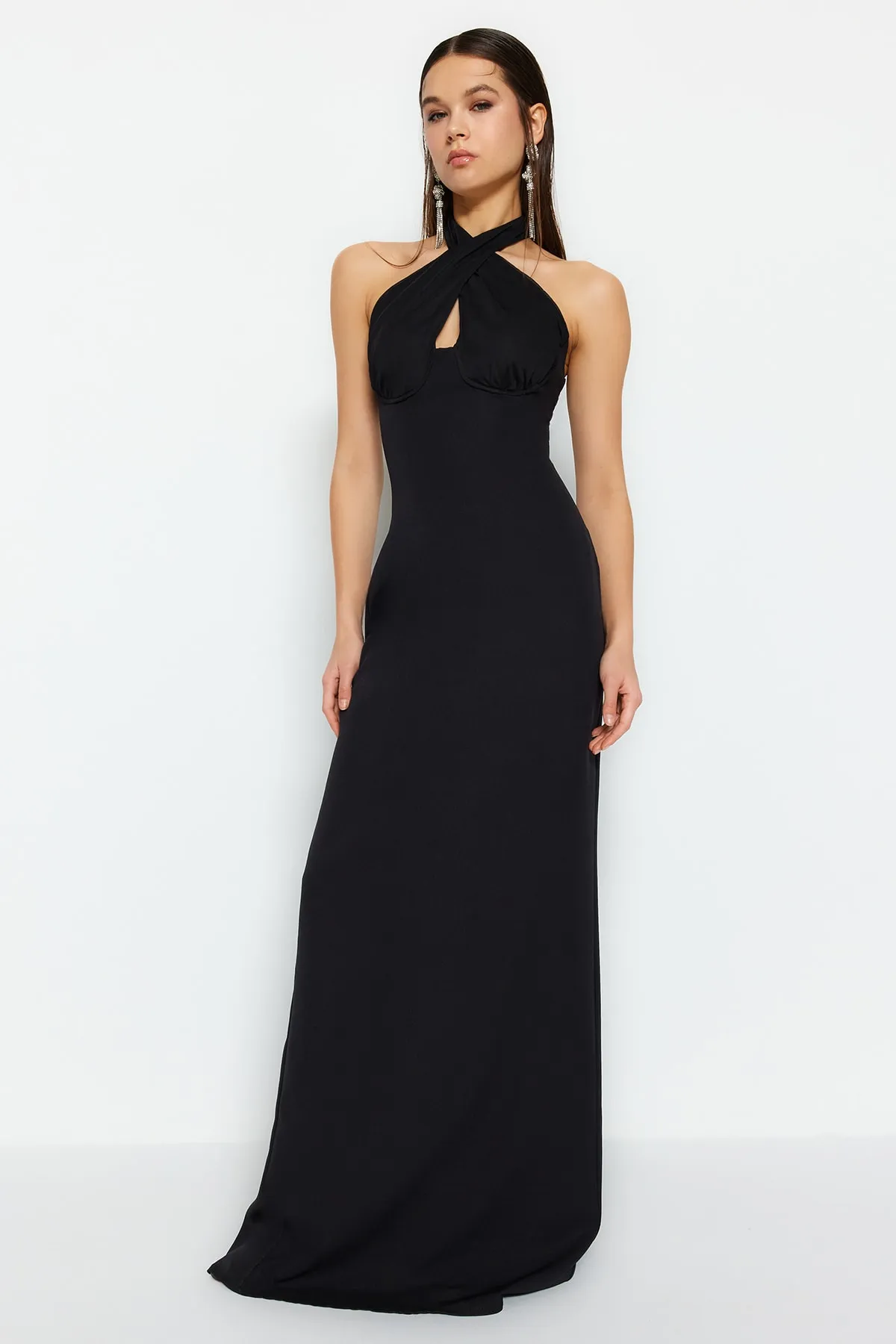 Trendyol Collection  Schwarzes langes Abendkleid mit gewebtem Fenster/Ausschnitt-Detail TPRSS23AE00189