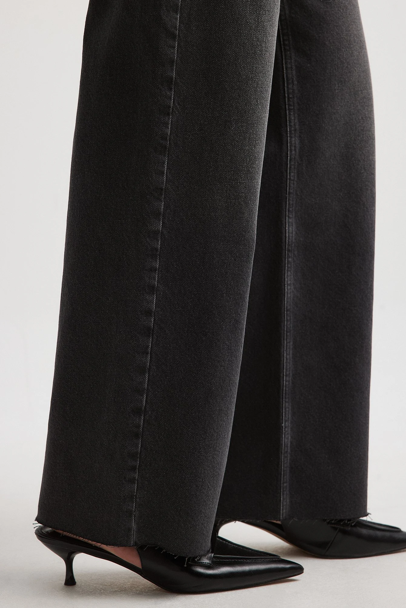 Gerade Jeans mit hoher Taille und Detail am Rücken
