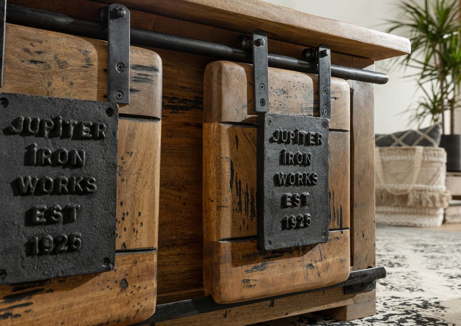 Massivmoebel24 Truhe RAILWAY (Holztruhe, Holzkiste mit Deckel, Aufbewahrungstruhe für Stauraum aus Massivholz, Truhe im Industrial Stil mit dekorativen Schiebetüren, perfekt auch als Couchtisch oder Beistelltisch nutzbar, natur lackiert 90x90x45 Mang