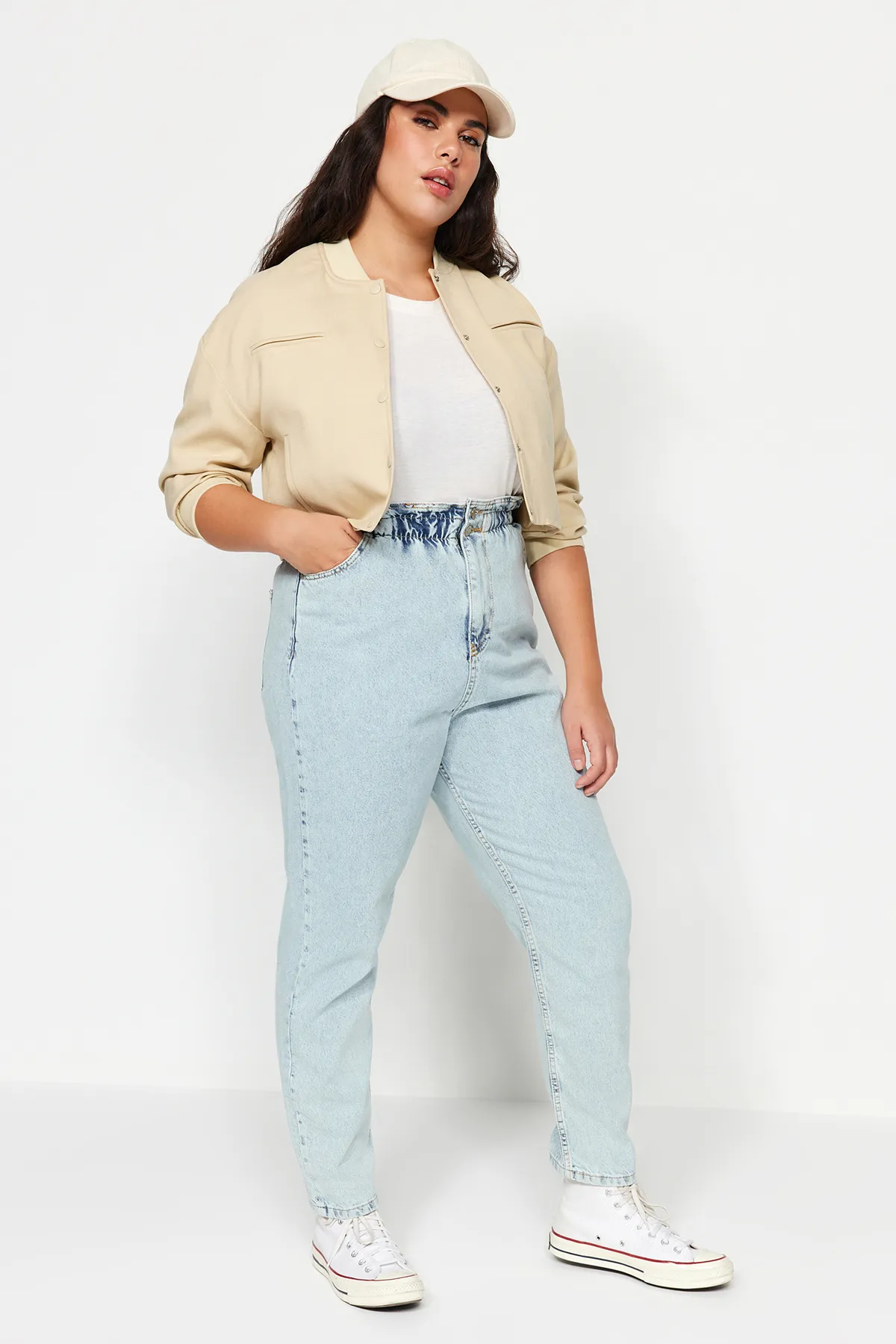 Trendyol Curve  Blaue Mom-Jeans mit hoher Taille und elastischem Bund TBSSS22JE00009